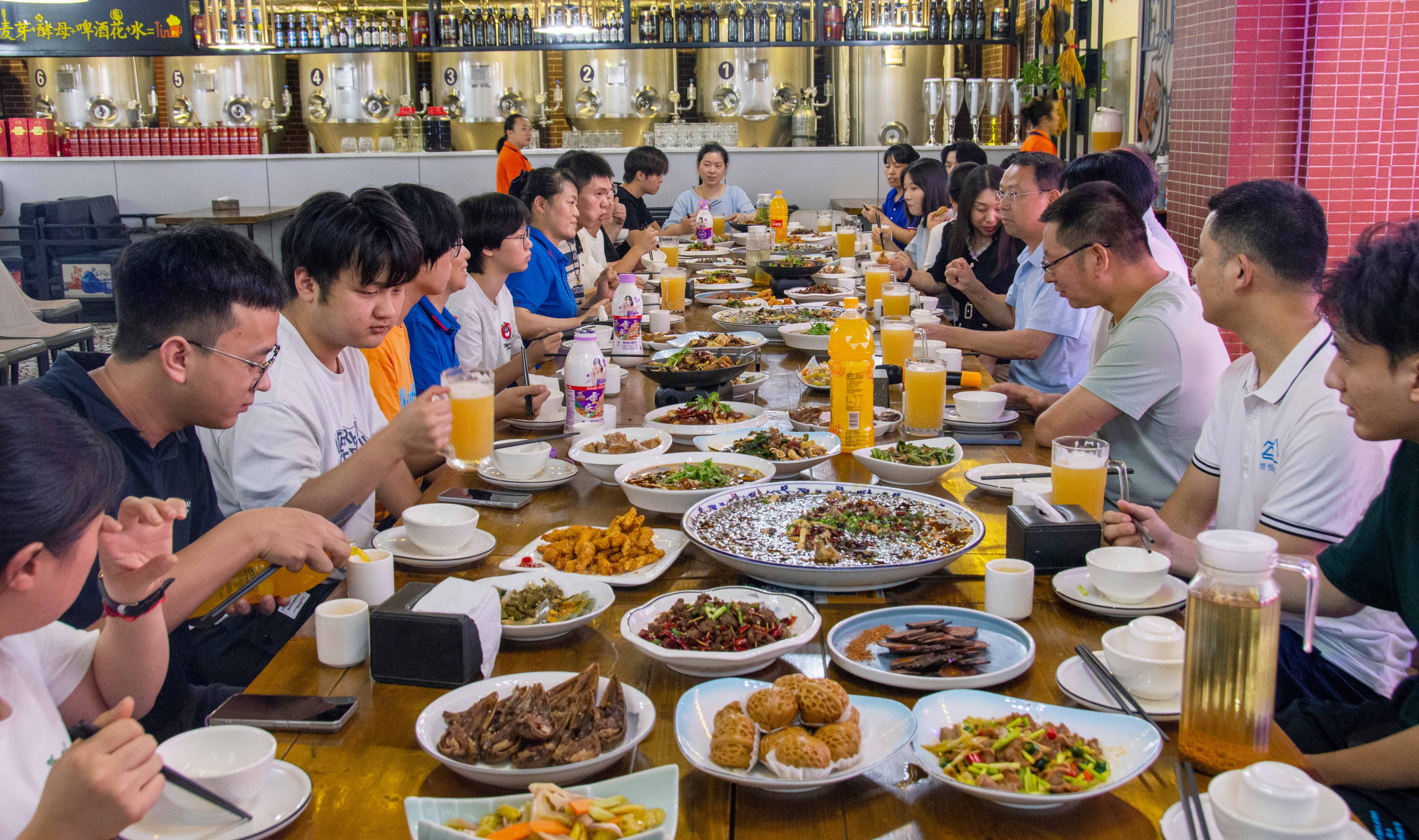 「青春榜樣，不負(fù)韶華」這場(chǎng)晚宴，滿是公司對(duì)下一代的深情關(guān)懷！